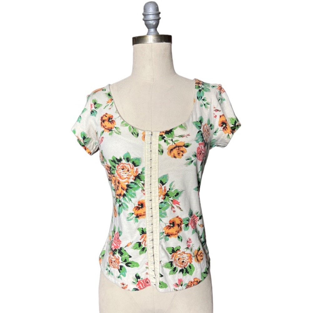 Kimchi Blue Hook and Eye Front Floral Tee size M